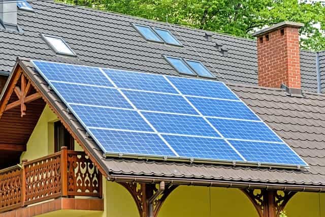 Solární dům s panely na střeše