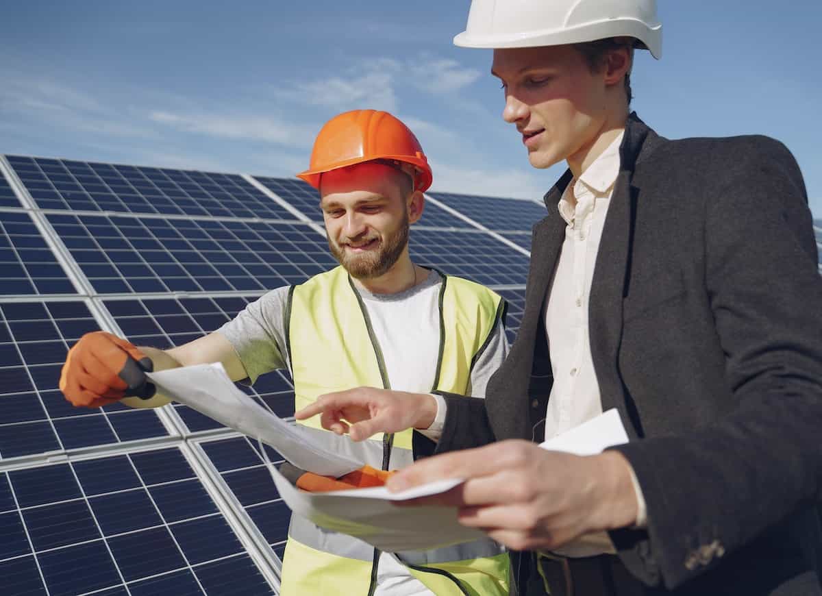 Projekt solárních panelů - spolupráce stavbaře a manažera
